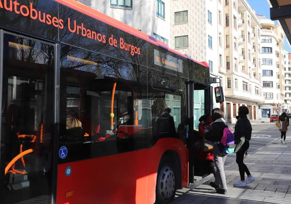 Varias personas se suben a un autobús urbano de Burgos en la Avenida del Arlanzón