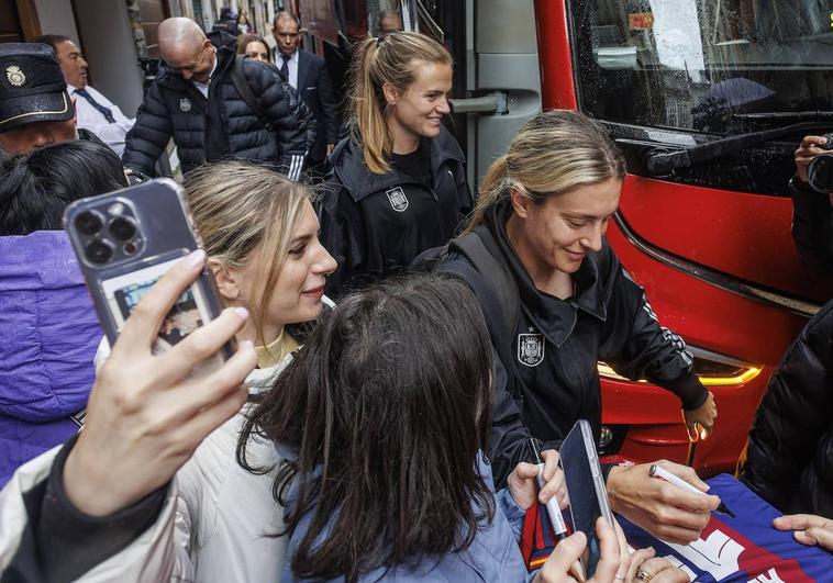 Llegada de la selección femenina de fútbol a Burgos.