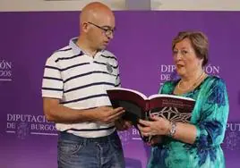 Imagen de archivo de Encarnación González en la presentación de su libro en Burgos.