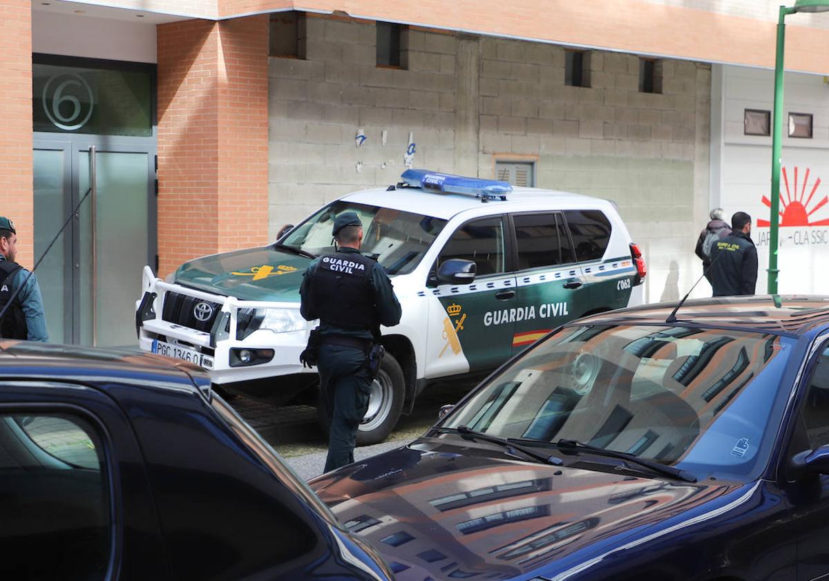 Imagen principal - Despliegue de la Guardia Civil en la calle Abad Maluenda de Burgos. 