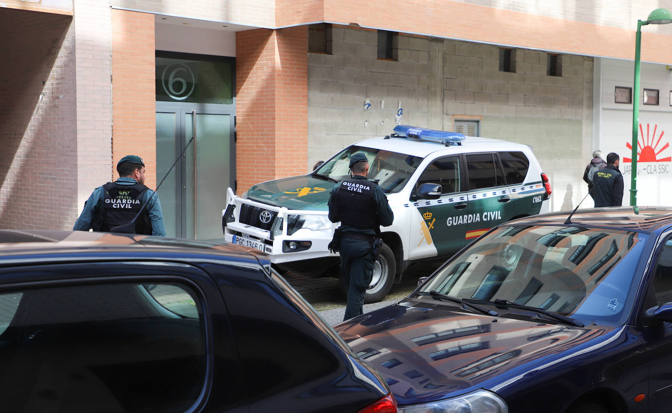 La operación de la Guardia Civil en un piso de Burgos en imágenes