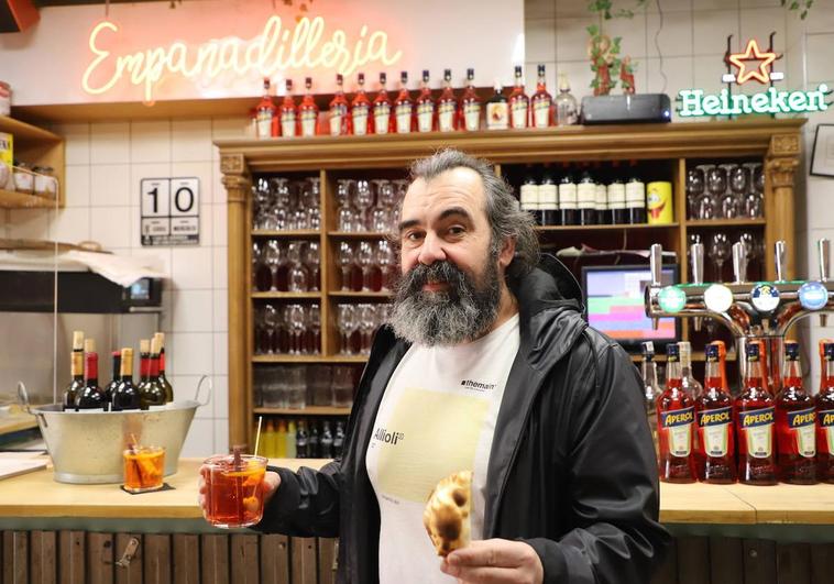 Iván, propietario de Encarna's, con su empanadillas