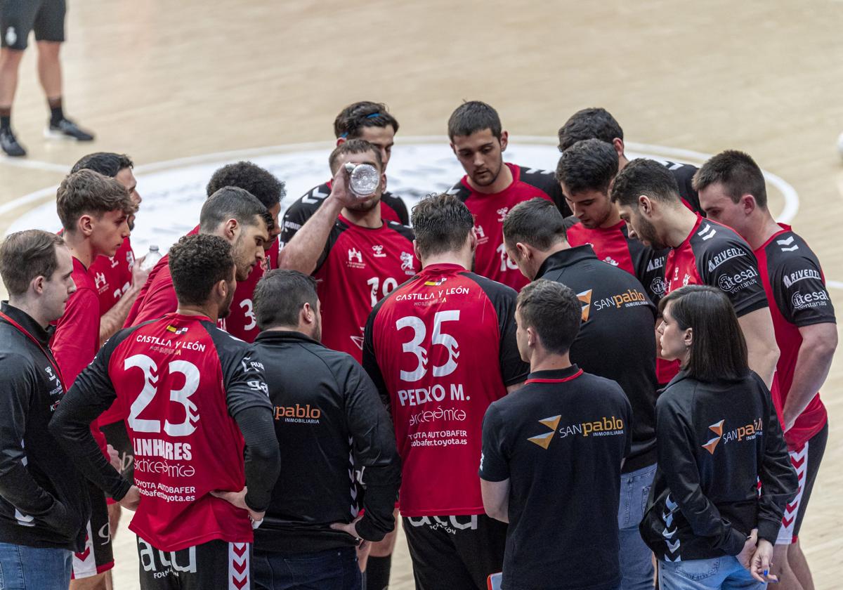 Jugadores del UBU San Pablo siguen las indicaciones de su técnico, en el partido que les enfrentó al Aranda.