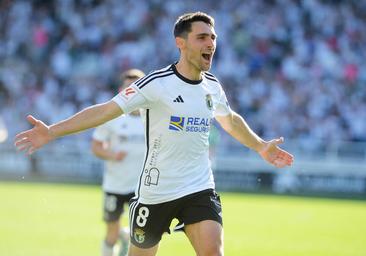 Un penalti con el tiempo cumplido mantiene vivo el sueño del play off