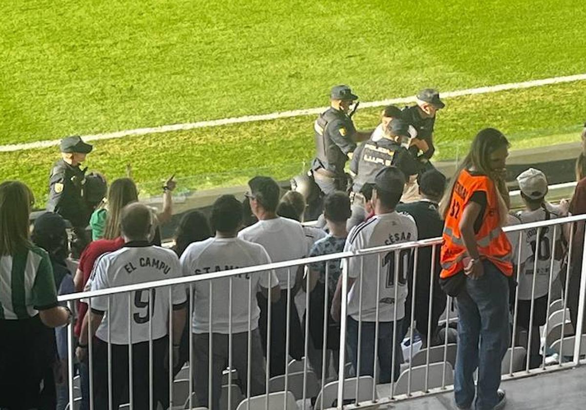 La Policía nacional expulsó a varios aficionados del estadio.