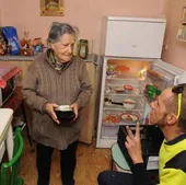 Servicio de comidas a domicilio, para personas mayores.