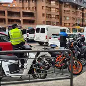 La Policía Local trabajaba en el lugar para identificar a los dueños de las motos afectadas.