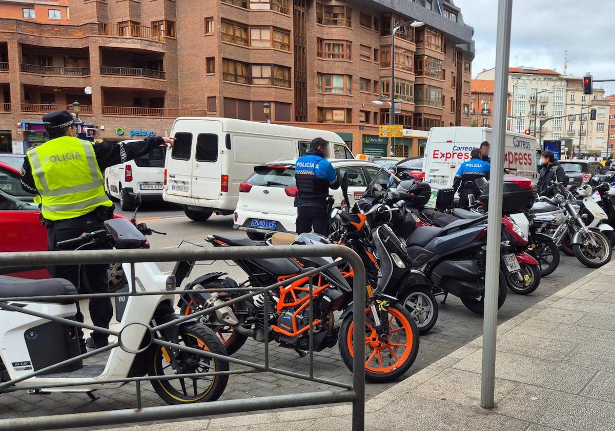 La Policía Local trabajaba en el lugar para identificar a los dueños de las motos afectadas.