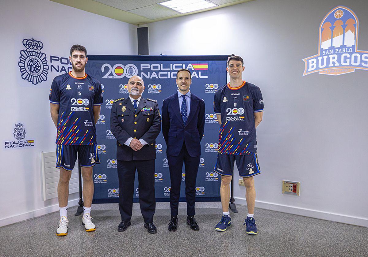 Los jugadores del San Pablo, Gonzalo Corbalán e Ignacio Rosa con la tercera equipación, acompañados por el presidente del club, Félix Sancho, y el comisario jefe de la Policía Nacional en Burgos, Jesús María Nogales.