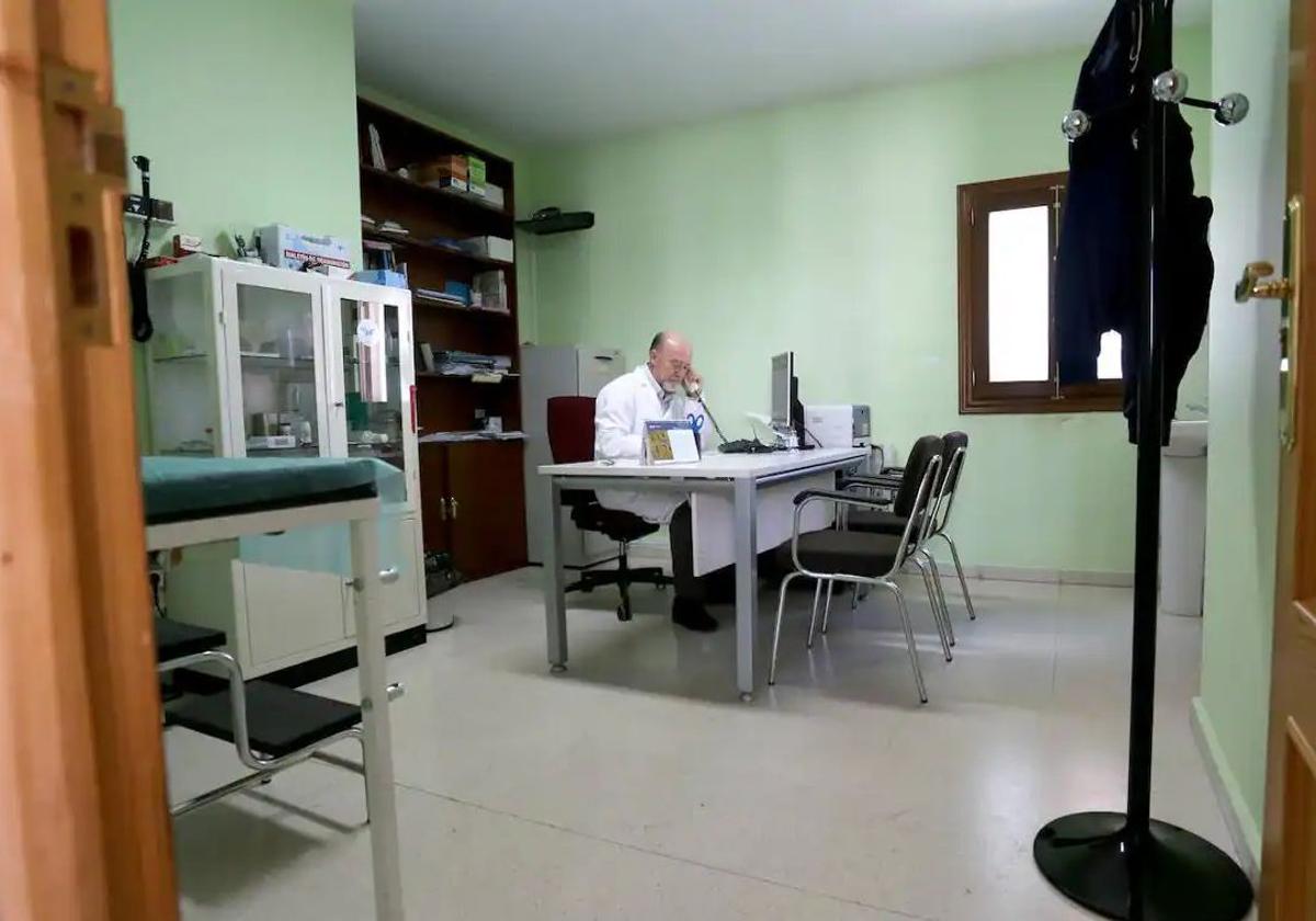 Foto de archivo de un médico en un consultorio.