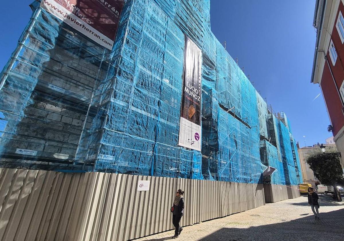 Los andamios ya cubren la fachada de la Plaza de la Libertad.