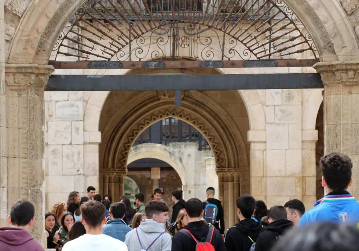 Estudiantes accediendo a las instalaciones de la UBU en Burgos.