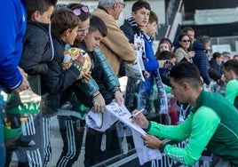 Alex Sancris firmando autógrafos a la afición durante el entrenamiento.