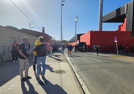 Buen ambiente junto al estadio de Anduva antes del derbi