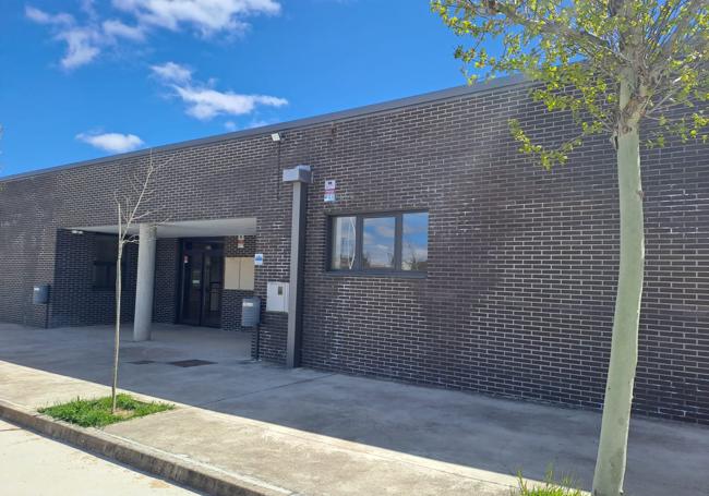 Exterior del polideportivo de Modúbar de la Emparedada.