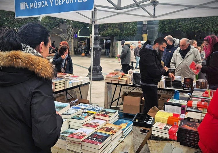 Puesto de una de las librerías instalada en la plaza Mayor por el Día del Libro.