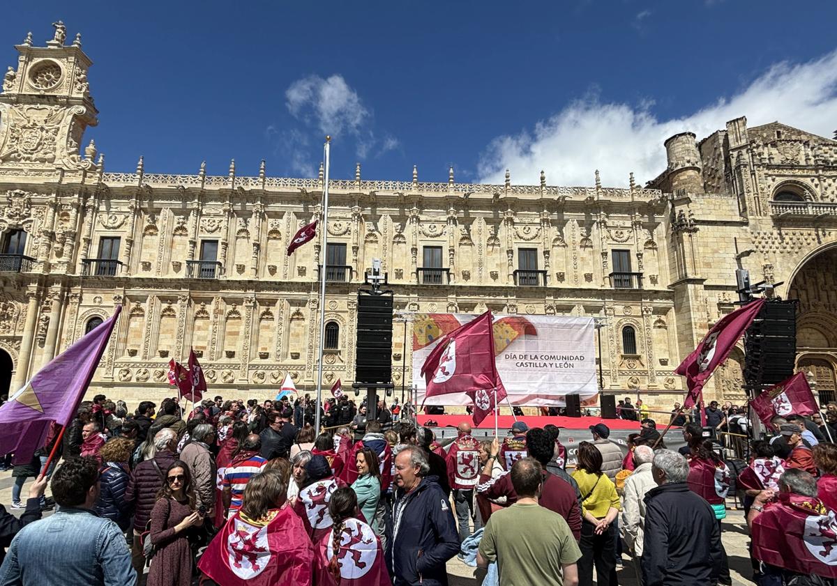 Imagen principal - Protesta frente al escenario que la Junta ha habilitado en León para desarrollar actividades por el Día de Castilla y León.