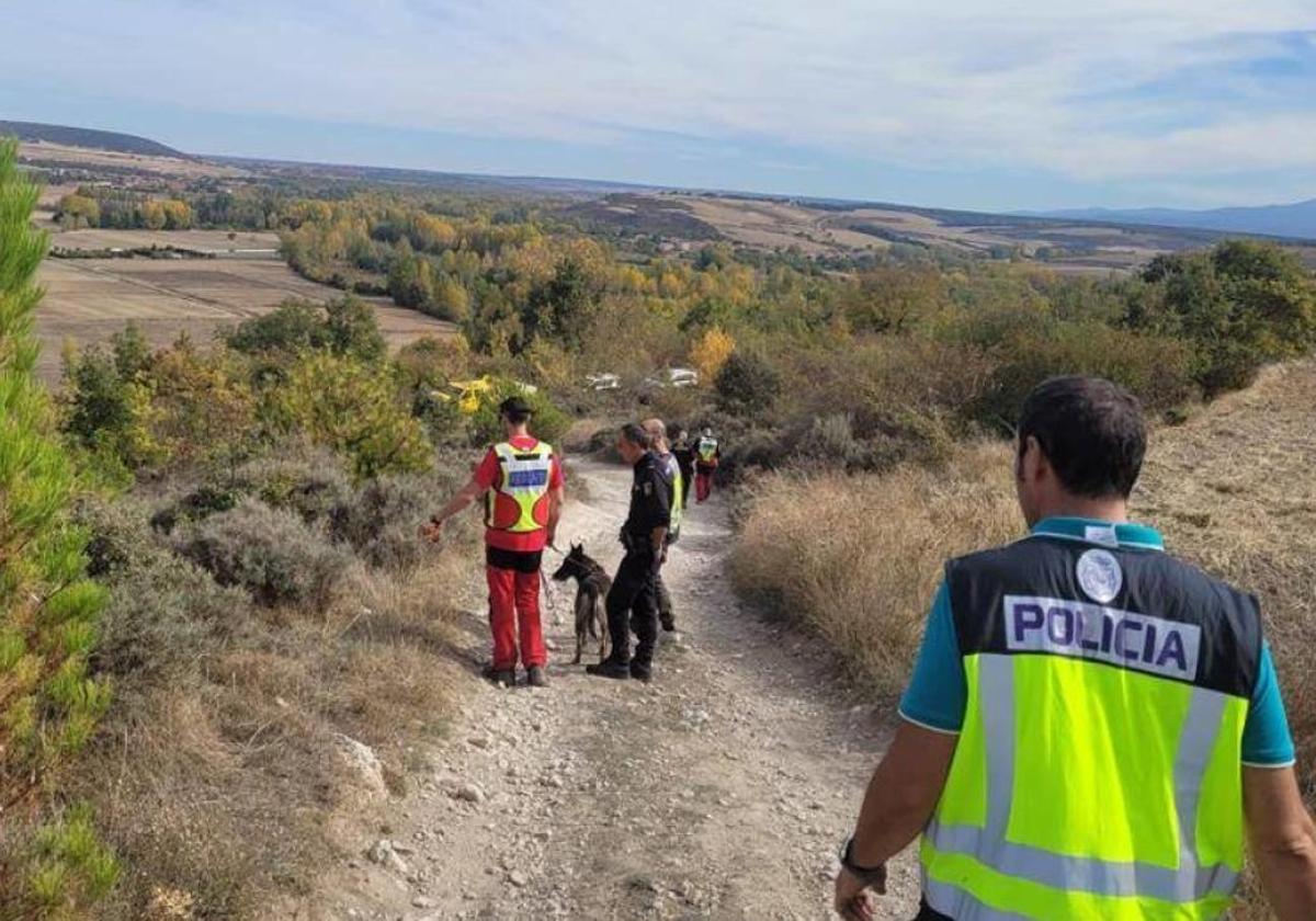 Policía Nacional de Burgos y la unidad canina del GREM, peinan montes cercanos a Burgos en una búsqueda de 2022.