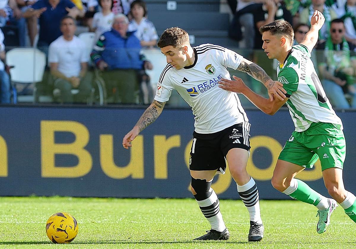 Joni Montiel, peleando por un balón en el partido frente al Racing de Santander.