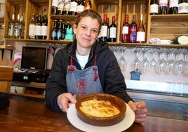 María Torres, propietaria del bar La Aceituna con sus canelones de ternera