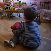 Imagen de archivo de un niño jugando en su casa.