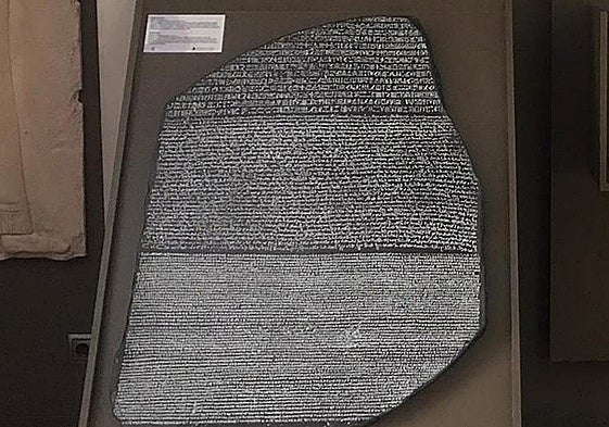 Réplica de la Piedra Rosetta del Museo del Libro de Editorial Siloé, actualmente en Covarrubias