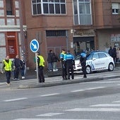 Inconsciente el conductor de un patinete al colisionar con un coche en Burgos