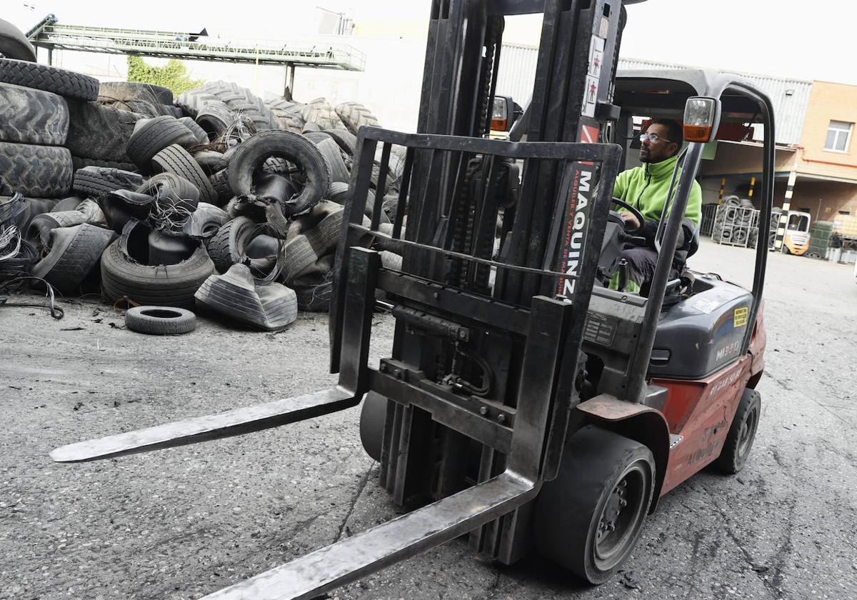 Trabajador en una planta de reciclado de neumáticos.