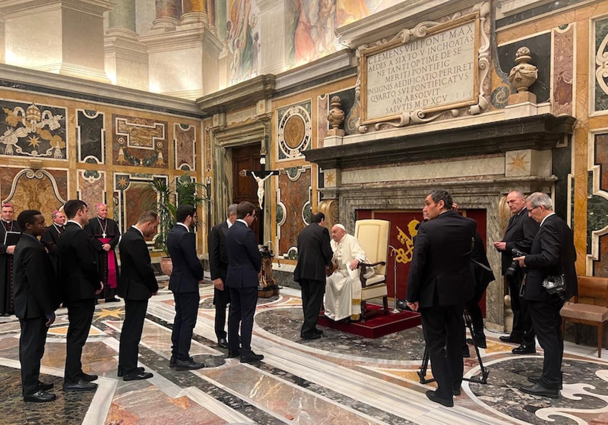 Seminaristas de Burgos junto a Francisco.