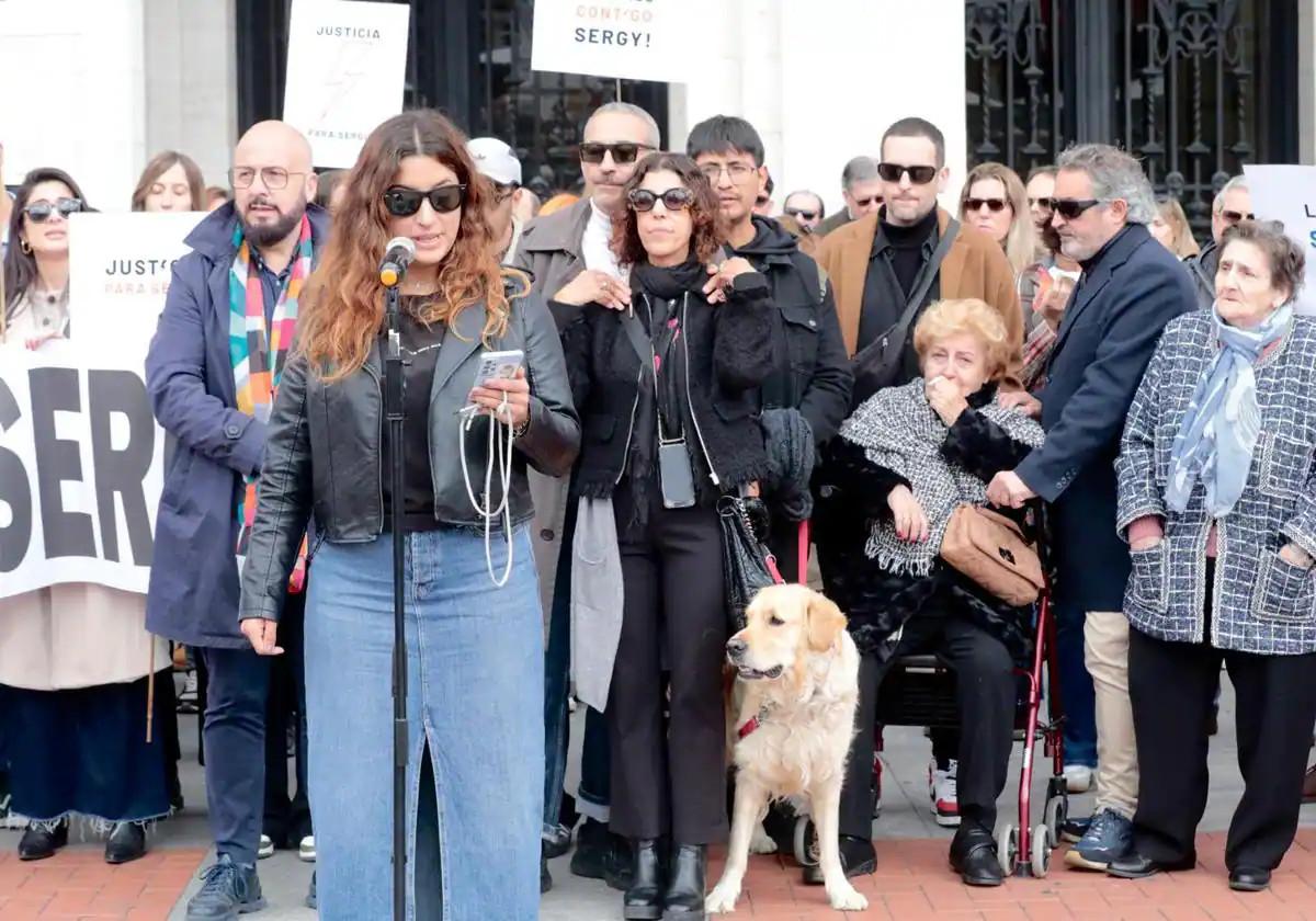 Familiares y allegados de Sergio Delgado, durante la concentración en la Plaza Mayor de Valladolid. En primer plano, su hermana lee un discurso en recuerdo.