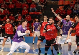 Jugadores del UBU San Pablo Burgos y del Balonmano Guadalajara