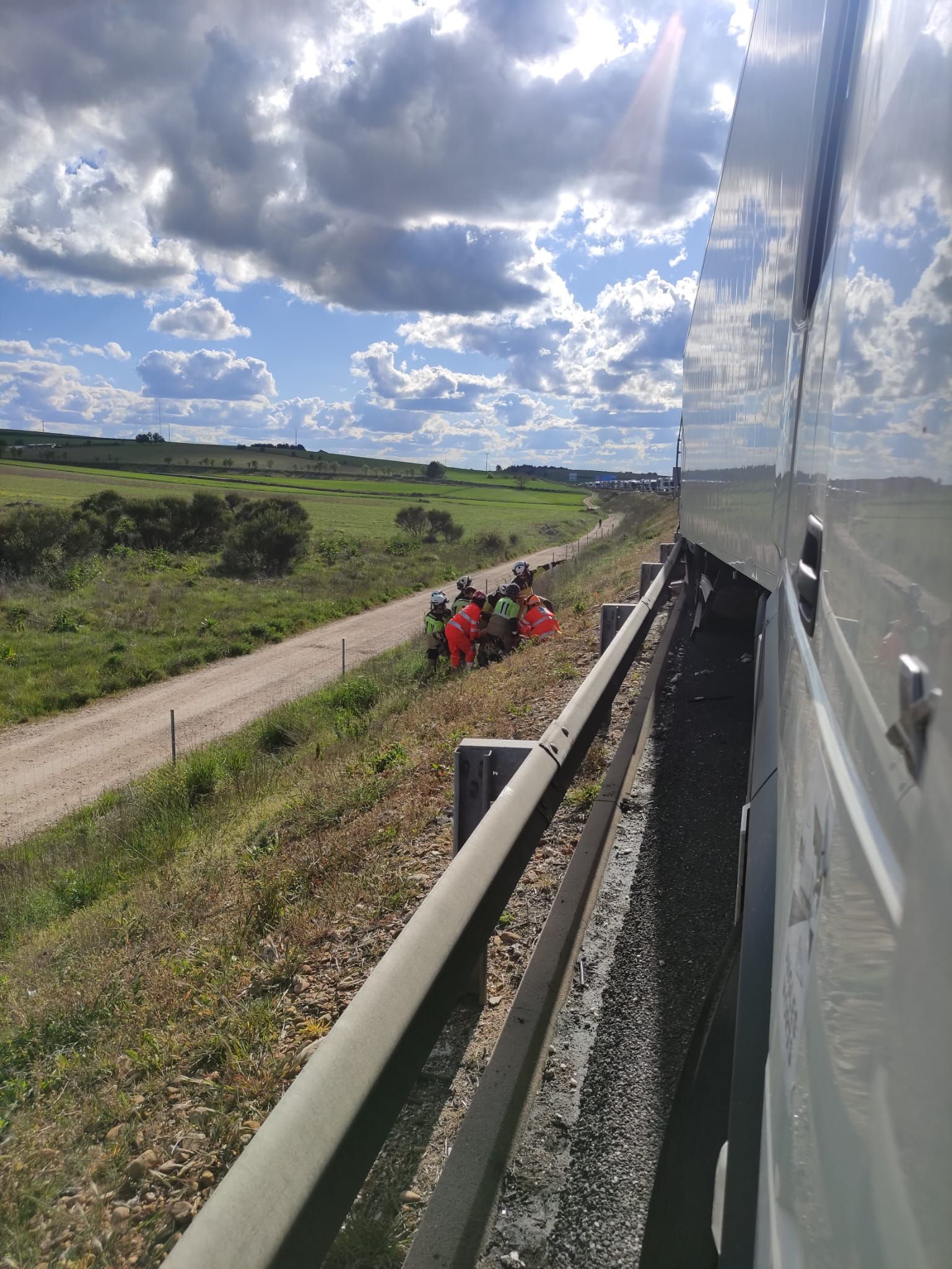 El accidente entre dos camiones en la A-1, en imágenes