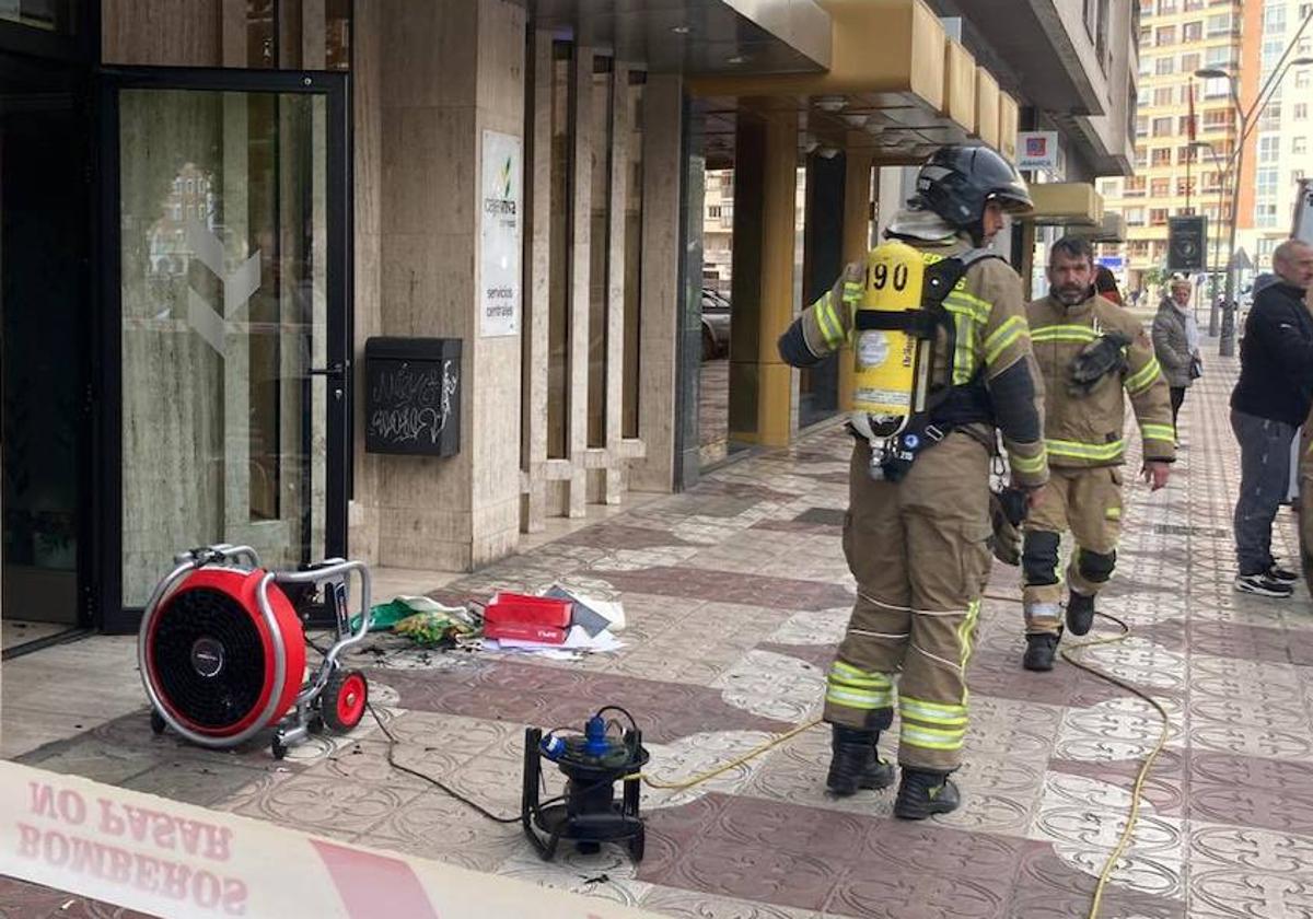 Los Bomberos de Burgos en la intervención en Caja Rural.