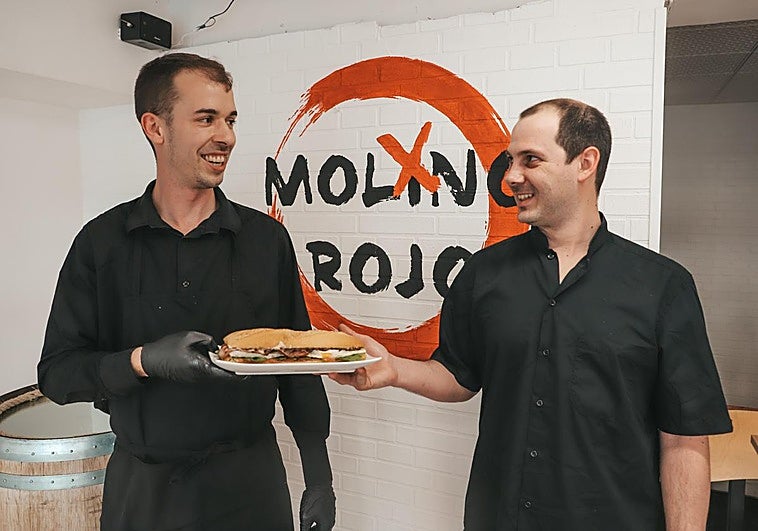 Adrían Santamaría propietario del Molino Rojo junto a su cocinero Miguel Grajera en el local burgalés.