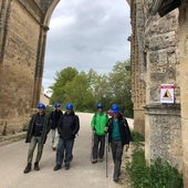 Los peregrinos tienen que usar casco para pasar por el convento de San Antón