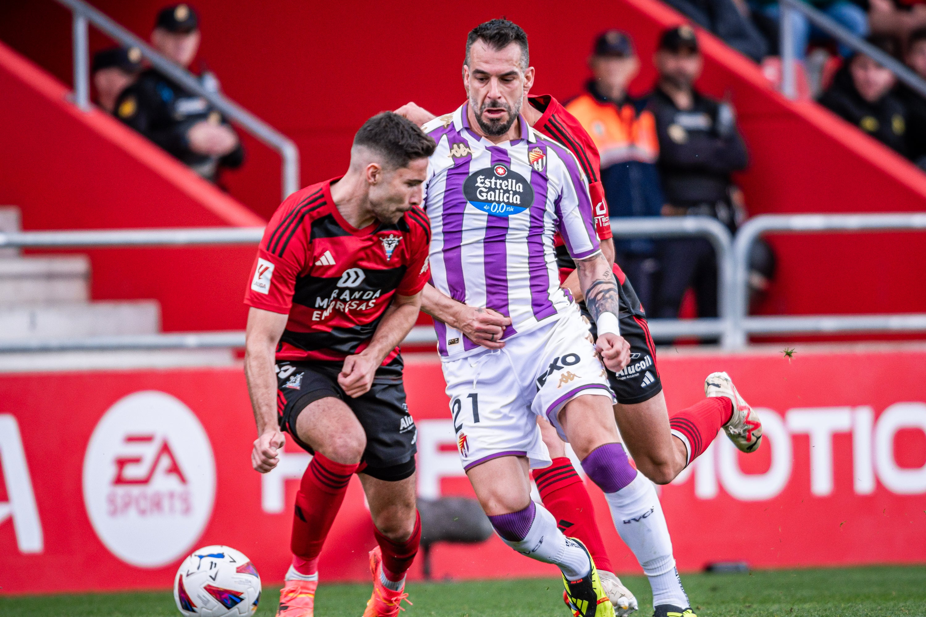 La defensa rojilla defiende el balón ante Negredo.