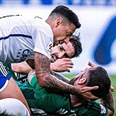 Un fortísimo choque de cabeza entre Mumo y Elgezabal da el susto en La Romareda