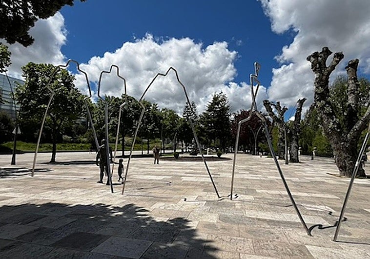 Grupo escultórico sobre la evolución ubicado en el paseo Sierra de Atapuerca.