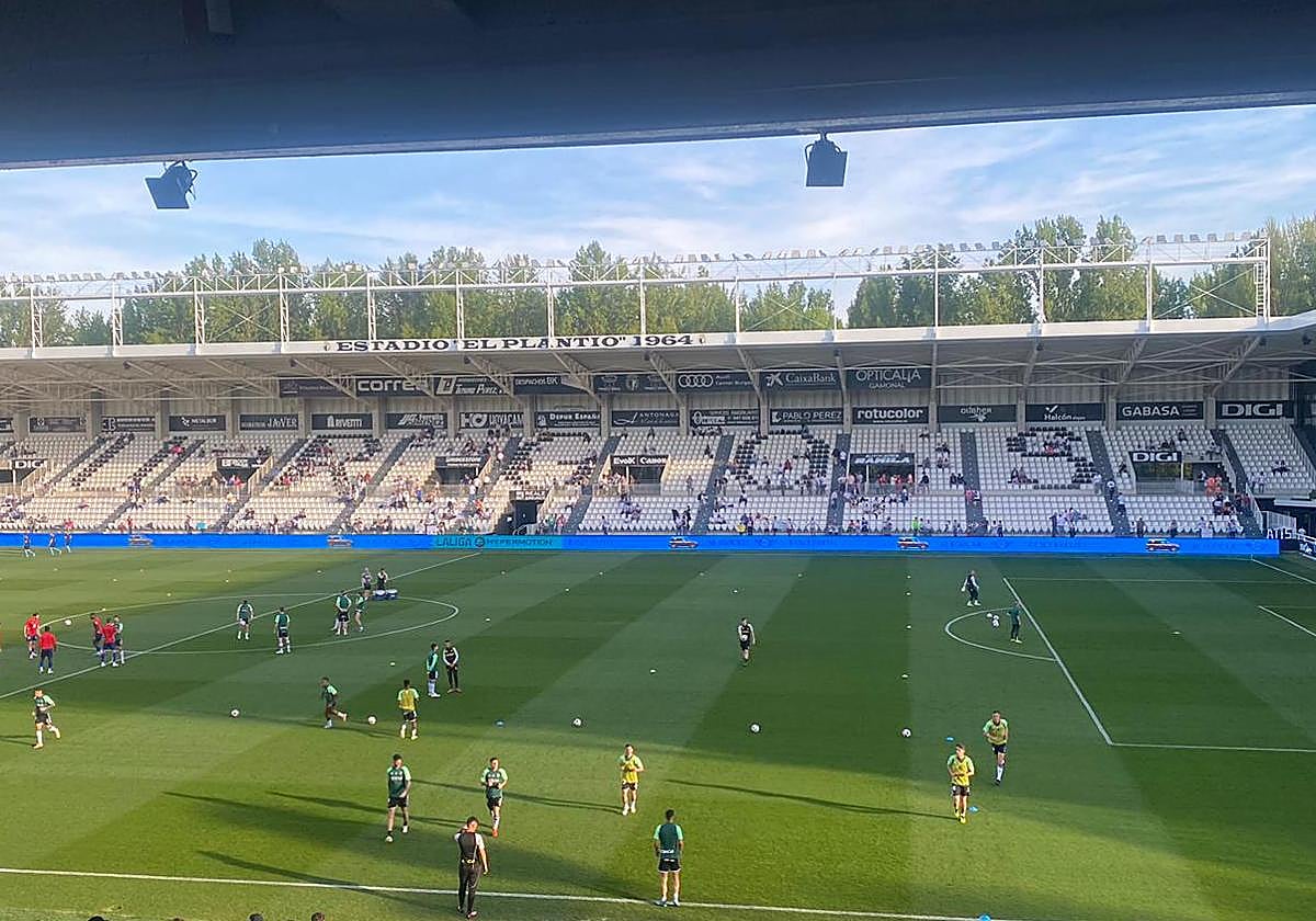 Calentamiento previo del Burgos CF y del CD Eldense