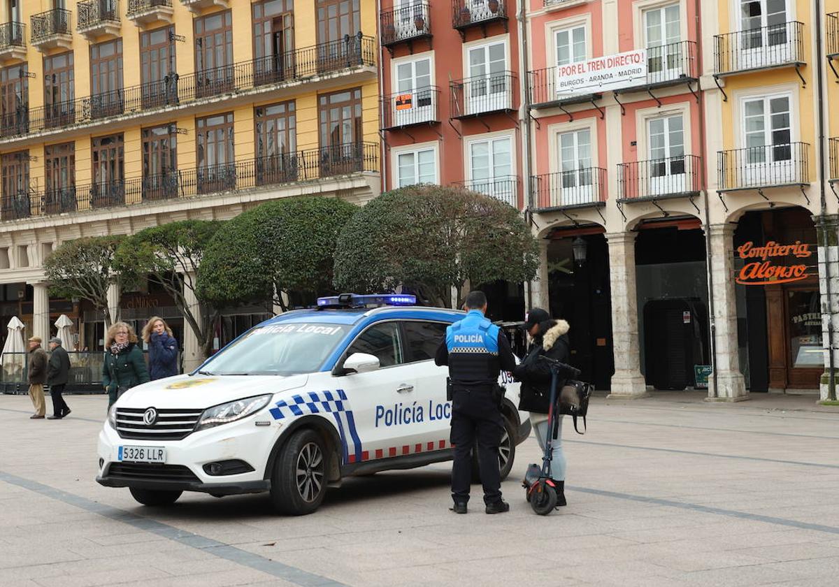 Policía Local multando a una usuaria de VMP en Burgos.