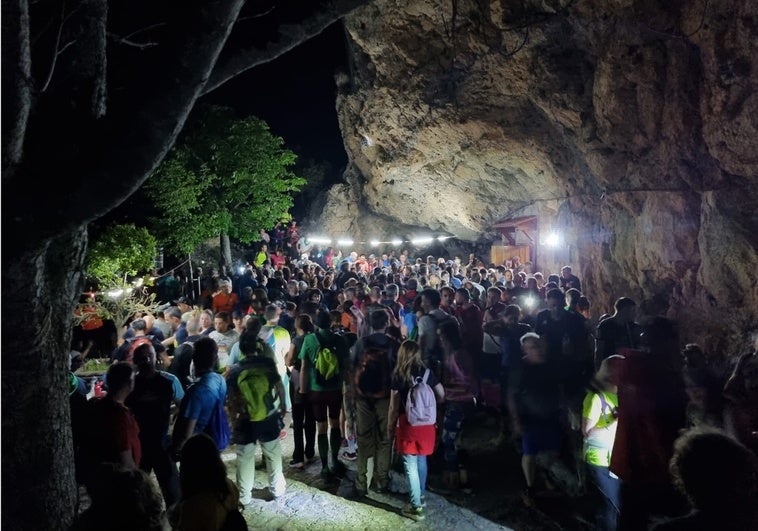 Más de ochocientas personas participaron el marcha hacia la ermita