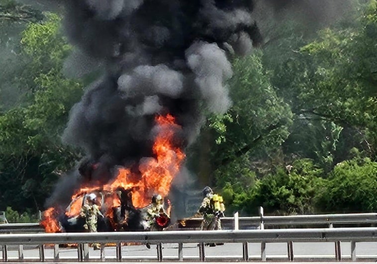 Los Bomberos de Burgos atienden el fuego de la furgoneta.