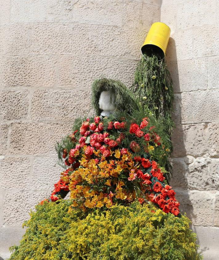 Imagen secundaria 2 - Las meninas y las ovejas florales han triunfado en Burgos.