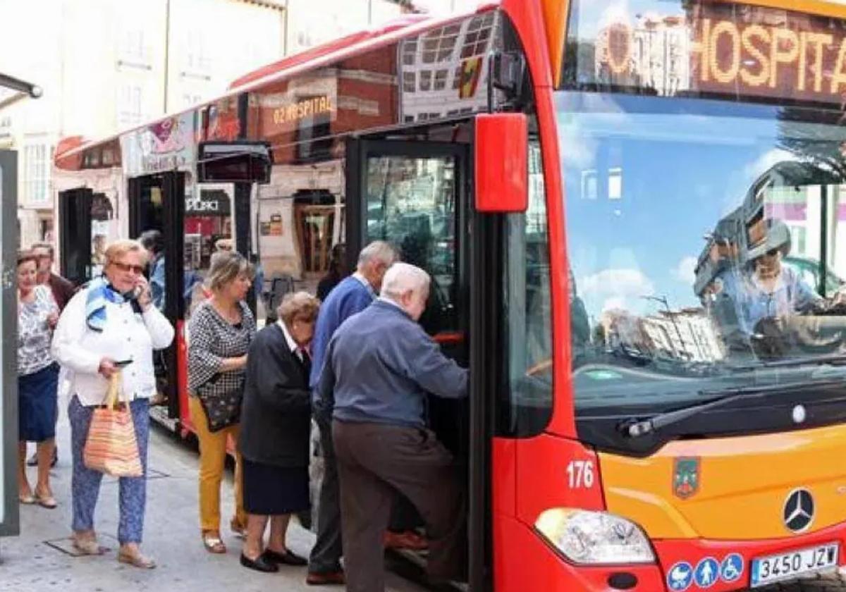 Personas mayores acceden al autobús urbano.