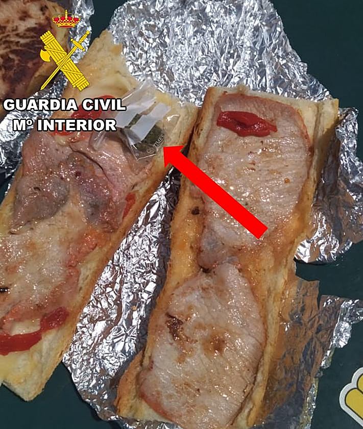 Imagen secundaria 2 - Imágenes del dispositivo de Guardia Civil y de la droga incautada.