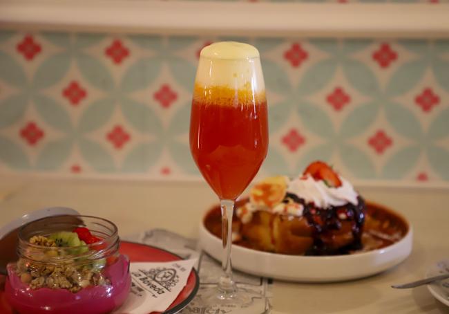 Copa de Mimosa, junto al bol de pitahaya y la tostada francesa al fondo de la imágen