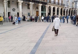 Una larga cola se mantiene en el Ayuntamiento desde primera hora de la mañana.