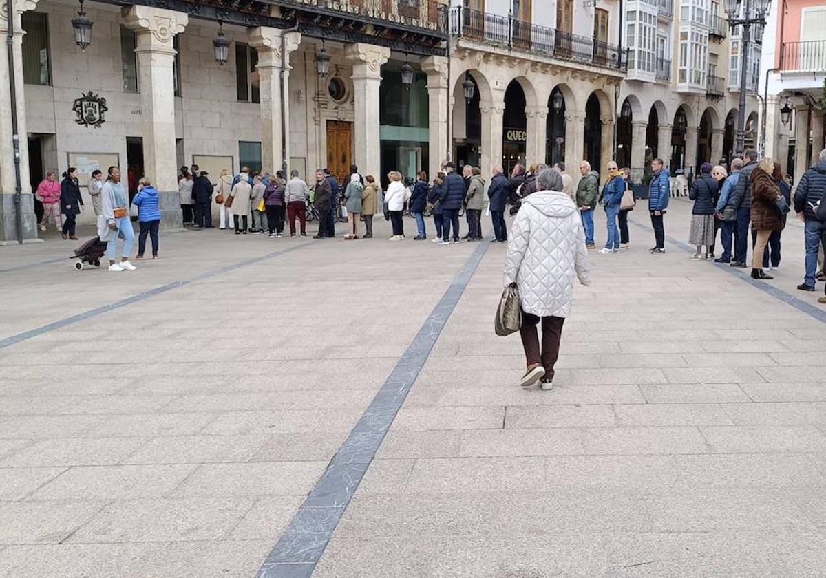 Una larga cola se mantiene en el Ayuntamiento desde primera hora de la mañana.