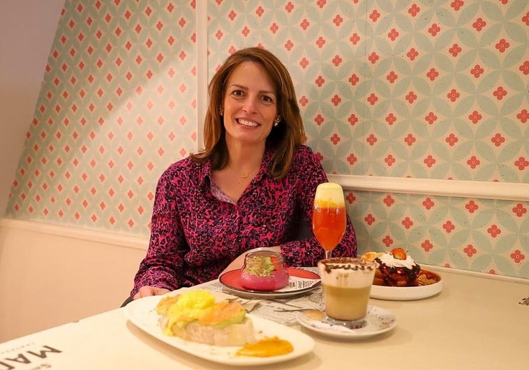 Raquel Saiz Velez, priopietaria de La Boveda, con su brunch