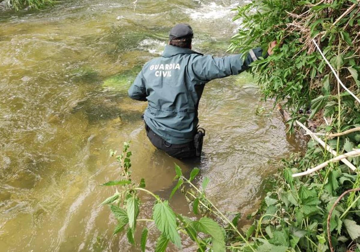 La Guardia Civil durante el rescate en el lugar del suceso en Trespaderne.